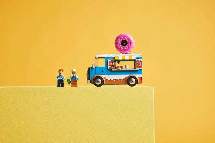 Конструктор LEGO City Пересувна крамниця пончиків 196 елементів (60452) - зображення 11
