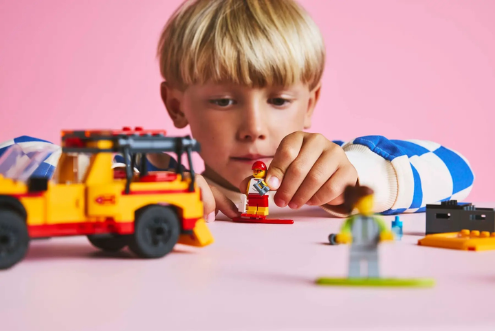 Zestaw klocków LEGO City Furgonetka ratowników plażowych 214 elementów (60453) - obraz 9