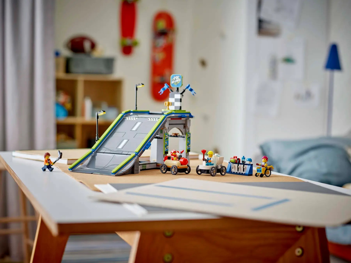 Конструктор LEGO City Без меж: трек з рампою для перегонів 436 елементів (60460) - зображення 11