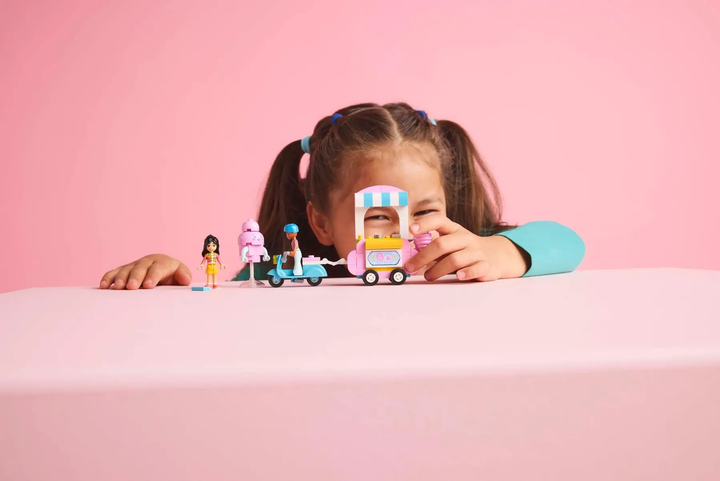 Zestaw klocków LEGO Friends Stoisko z watą cukrową i skuter 110 elementów (42643) - obraz 9