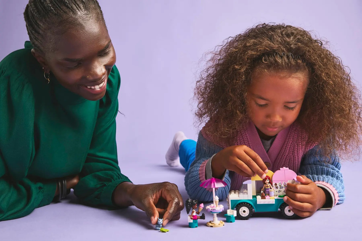 Zestaw klocków LEGO Friends Furgonetka z lodami w mieście Heartlake 92 elementy (42644) - obraz 9
