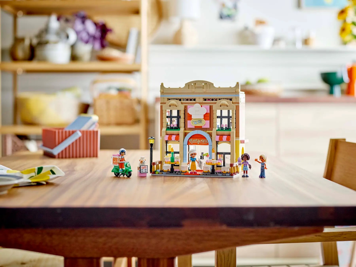 Конструктор LEGO Friends Ресторан і кулінарна школа 896 елементів (42655) - зображення 14