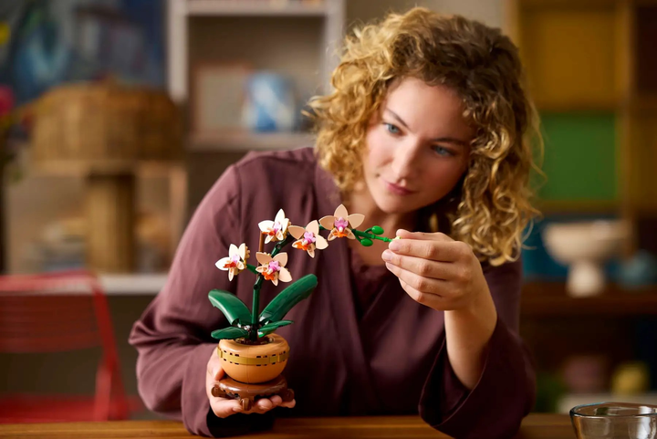 Zestaw klocków LEGO Botanicals Mała orchidea 274 elementy (10343) - obraz 8