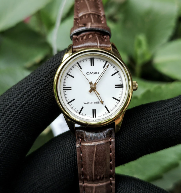 Білий жіночий годинник Casio LTP-V005GL-7A з коричневим/золотистим циферблатом. - зображення 3