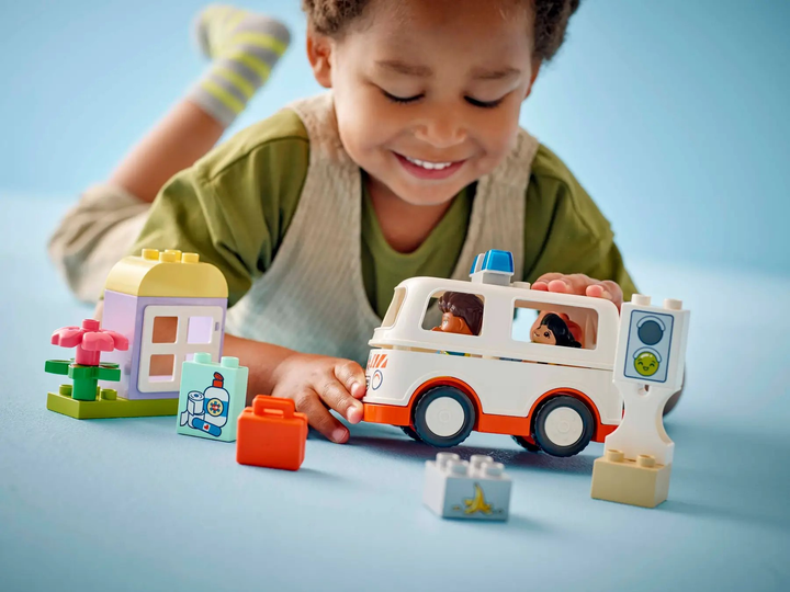 Конструктор LEGO DUPLO Швидка допомога з водієм 19 елементів (10447) - зображення 7