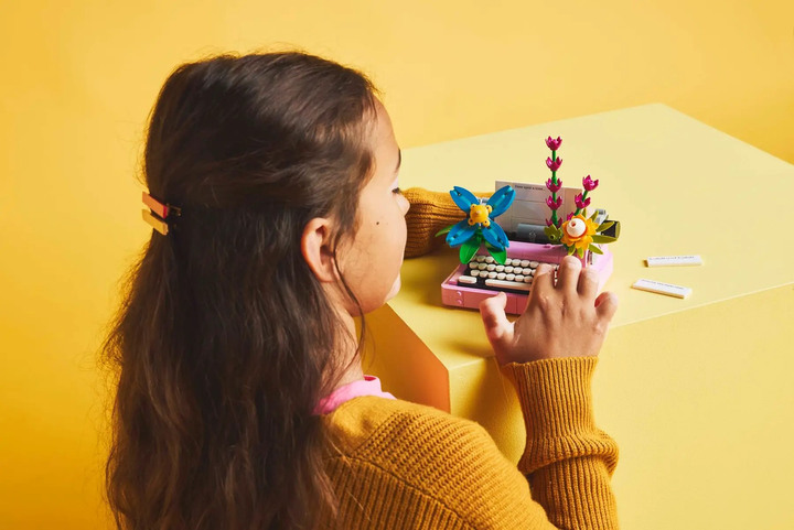 Zestaw klocków LEGO Creator 3 w 1 Maszyna do pisania z kwiatami 363 elemeny (31169) - obraz 8