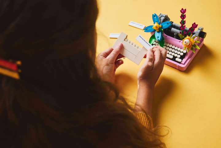 Zestaw klocków LEGO Creator 3 w 1 Maszyna do pisania z kwiatami 363 elemeny (31169) - obraz 9