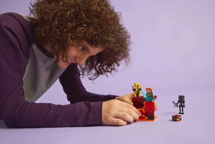 Конструктор LEGO Minecraft Битва з лавою у Незері 99 елементів (21266) - зображення 9