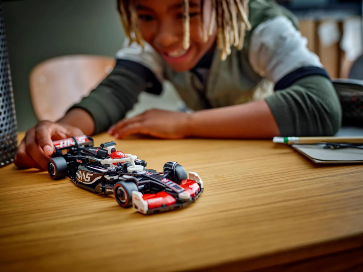 Zestaw klocków LEGO Speed Champions Bolid F1 MoneyGram Haas Team VF-24 242 elementy (77250) - obraz 9