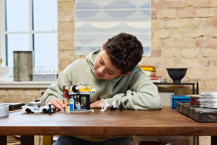 Конструктор LEGO Super Heroes Marvel Мультивсесвіт: Майлз Моралес проти Плями 375 елементів (76311) - зображення 11