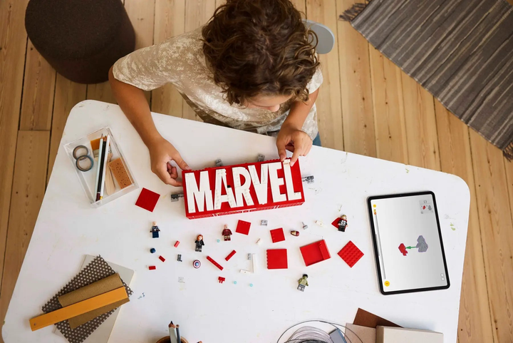 Конструктор LEGO Super Heroes Marvel Логотип і міні фігурки MARVEL 931 елемент (76313) - зображення 9