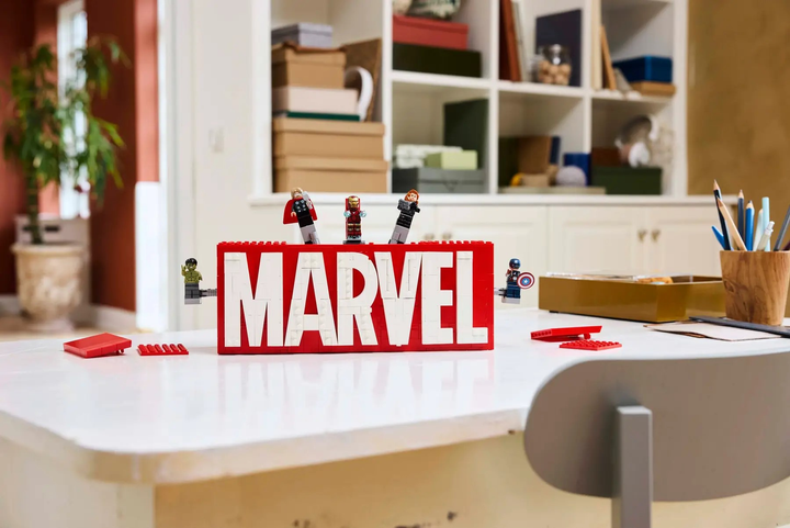 Конструктор LEGO Super Heroes Marvel Логотип і міні фігурки MARVEL 931 елемент (76313) - зображення 11