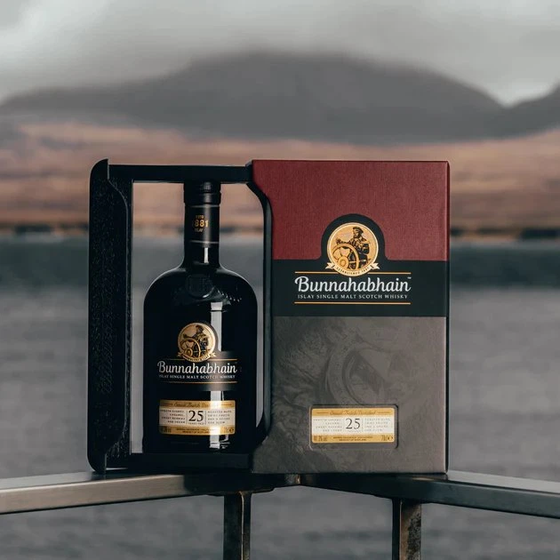 Виски Bunnahabhain 25 y.o. 0.7 л 46.3% в деревянной подарочной упаковке (5029704217397) - изображение 5
