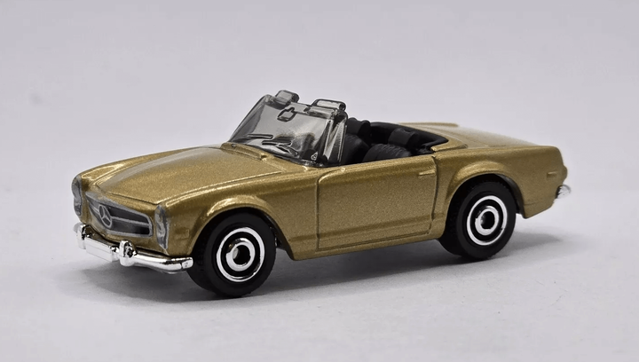 Машинка Велике Місто Matchbox 1963 Mercedes-Benz 230 SL Showroom 1:64 JBR79/JBP22 Gold - Фото 2 Машинка Велике Місто Matchbox 1963 Mercedes-Benz 230 SL Showroom 1:64 JBR79/JBP22 Gold - зображення 2