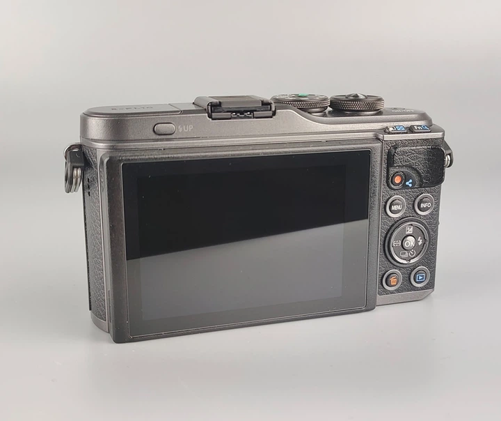 Беззеркальная фотокамера Olympus Pen E-PL10 16Мп / LiveMOS / Full