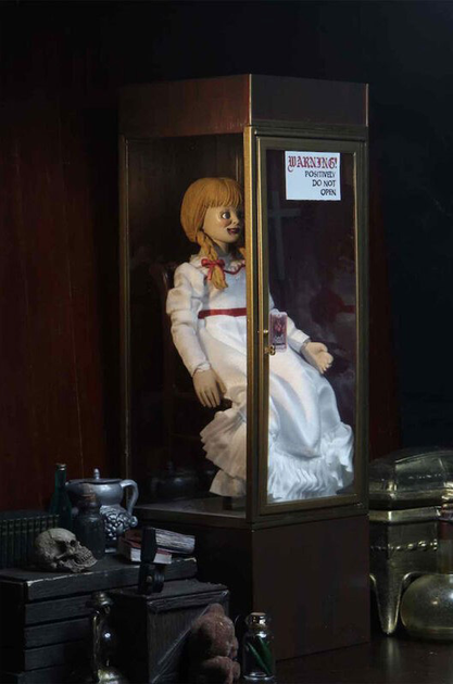 Фігурка Neca The Conjuring Universe Annabelle з аксесуарами 20 см (634482148938) - зображення 4