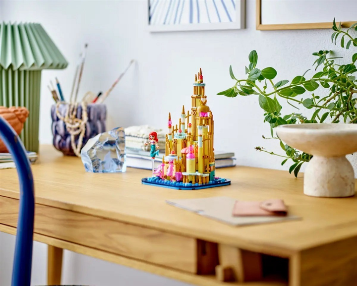 Zestaw klocków LEGO Disney Mały zamek Arielki 557 elementów (40708) - obraz 5