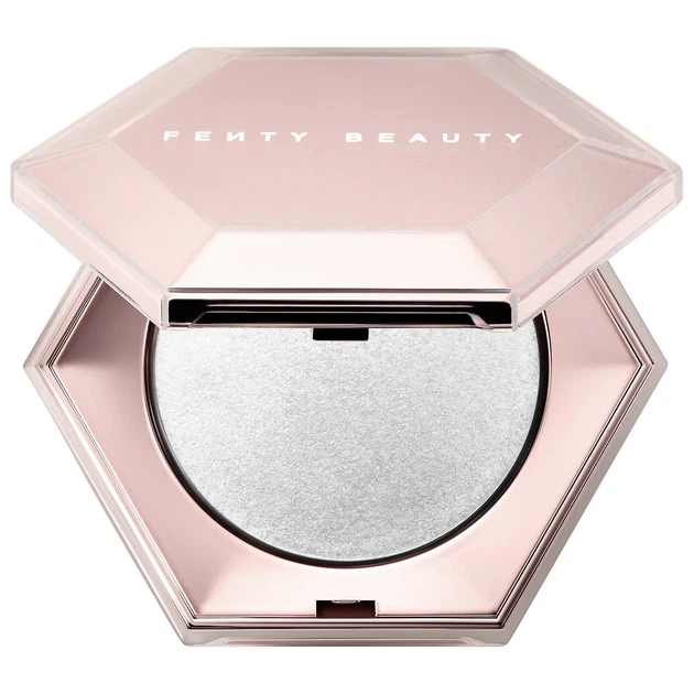 Хайлайтер для лица и тела Fenty Beauty Diamond Bomb All-Over Diamond Veil оттенок How many carats?! 8 г - Фото 1 Хайлайтер для лица и тела Fenty Beauty Diamond Bomb All-Over Diamond Veil оттенок How many carats?! 8 г - изображение 1