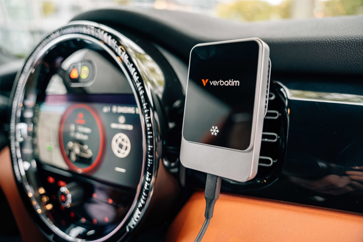 Магнітний бездротовий автомобільний зарядний пристрій Verbatim Qi Charge 'n' Drive «Ice Cooling» CND-03 з RGB підсвіткою (POWVR-55/G) - зображення 4
