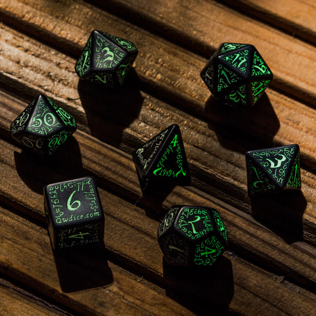 Zestaw kostek Q-Workshop Elvish Black & glow-in-the-dark 7 elementów (5907814951830) - obraz 5