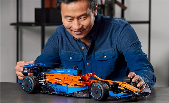 Конструктор LEGO Technic Гоночный автомобиль McLaren Formula 1 1434 детали (42141) - изображение 3