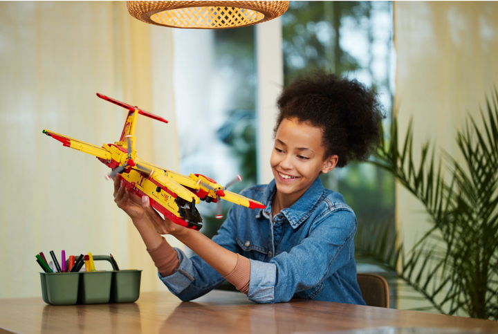 Zestaw klocków LEGO Technic Samolot gaśniczy 1134 elementy (42152) - obraz 10