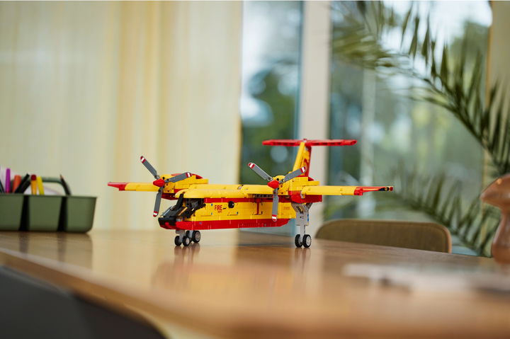 Zestaw klocków LEGO Technic Samolot gaśniczy 1134 elementy (42152) - obraz 11