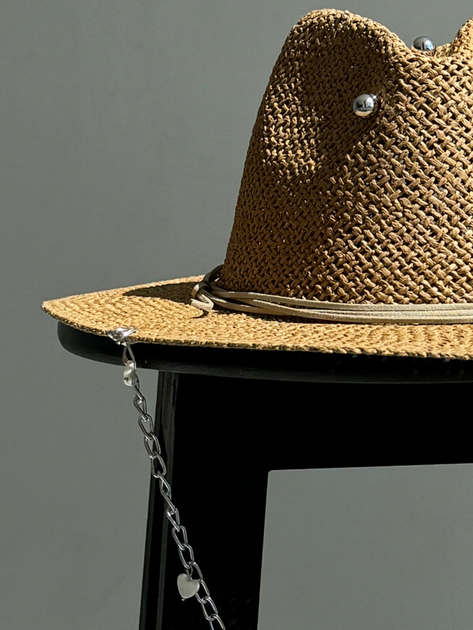 Шляпа Федора женская D.Hats из рафия с цепью серебро с сердцами коричневая - Фото 2 Шляпа Федора женская D.Hats из рафия с цепью серебро с сердцами коричневая - изображение 2