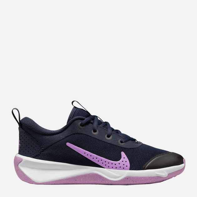 Buty sportowe młodzieżowe dla dziewczynki Nike Omni Multi-Court DM9027-401 38 (5.5Y US) Czarne (196608408635) - obraz 1