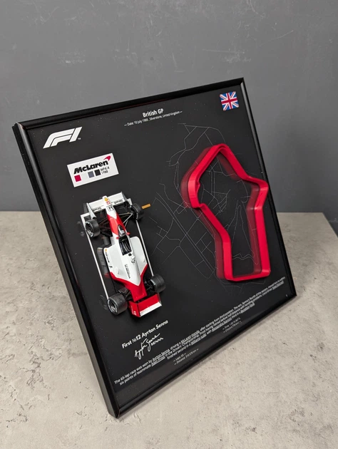Легендарна Лімітована Модель Panini McLaren MP4/4 в масштабі 1/43 з Рамкою Тримачем 25x25см 2в1 на Стіну або Полицю і 3D Трасою British Grand Prix "Silverstone" конфігурації 1988 року /1988 Season Model Car #12 Ayrton Senna - зображення 11