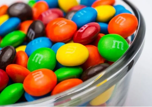 Новий смак M&M's Cookie Dough з начинкою з бісквітного тіста 120 г - Фото 2 Новий смак M&M's Cookie Dough з начинкою з бісквітного тіста 120 г - зображення 2