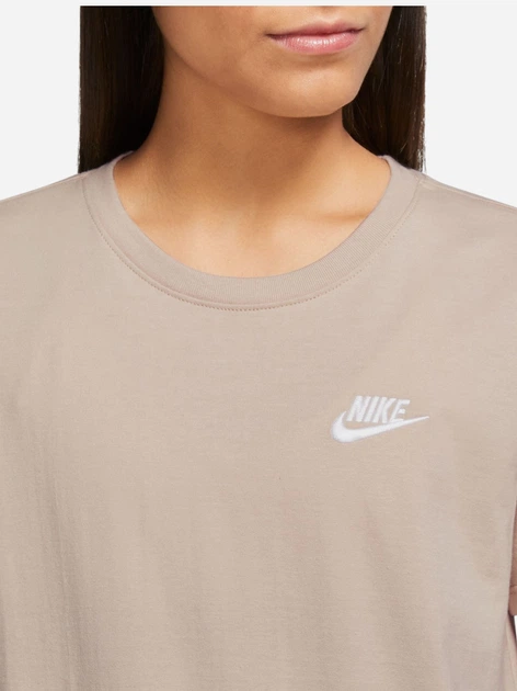 Футболка бавовняна жіноча Nike Sportswear Club Essentials DX7902-126 S Темно-бежева (196608537687) - зображення 3