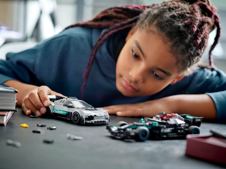 Zestaw klocków LEGO Speed Champions Mercedes-AMG F1 W12 E Performance i Mercedes-AMG ONE 564 elementy (76909) - obraz 11