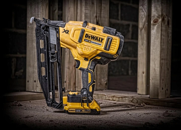 Аккумуляторный гвоздезабивной пистолет DeWALT DCN662N под гвозди 32-64 мм - изображение 7