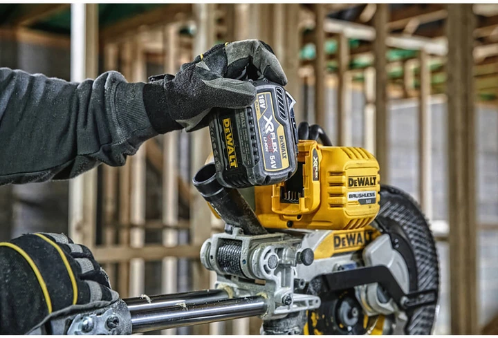 Пила торцювальна акумуляторна безщіткова DeWALT DCS727N - Фото 5 Пила торцювальна акумуляторна безщіткова DeWALT DCS727N - зображення 5
