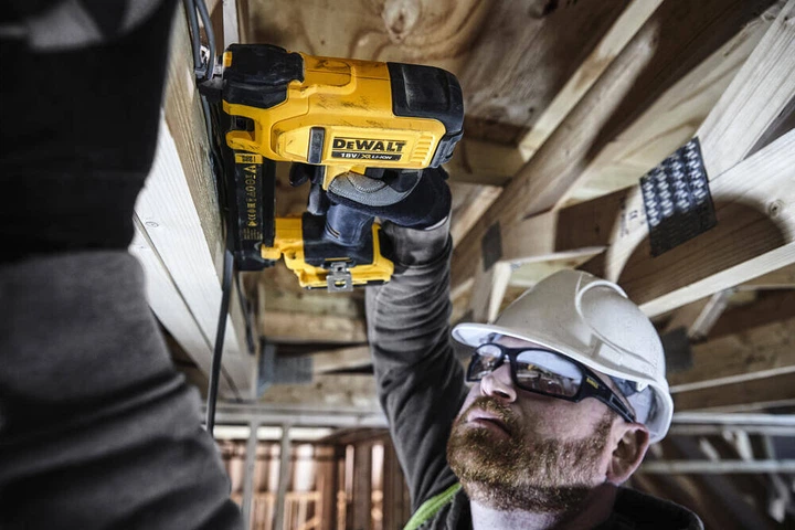 Аккумуляторный скобозабивной степлер DeWALT DCN701D2 под скобы 25 мм - Фото 7 Аккумуляторный скобозабивной степлер DeWALT DCN701D2 под скобы 25 мм - изображение 7