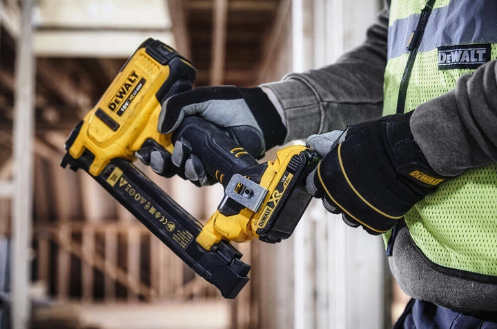 Аккумуляторный скобозабивной степлер DeWALT DCN701D2 под скобы 25 мм - Фото 8 Аккумуляторный скобозабивной степлер DeWALT DCN701D2 под скобы 25 мм - изображение 8
