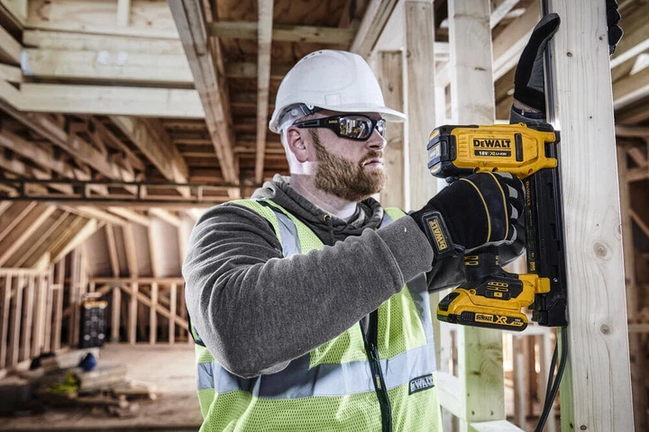 Аккумуляторный скобозабивной степлер DeWALT DCN701D2 под скобы 25 мм - Фото 9 Аккумуляторный скобозабивной степлер DeWALT DCN701D2 под скобы 25 мм - изображение 9