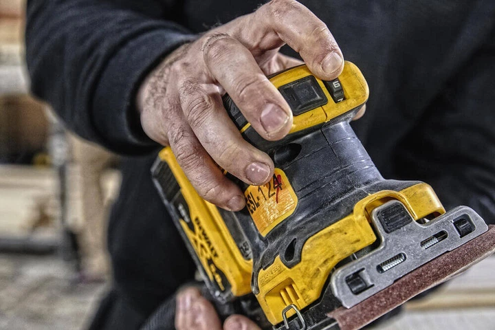 Аккумуляторная вибрационная шлифмашина DeWALT DCW200NT - изображение 10