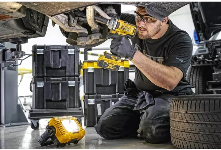 Ліхтар світлодіодний акумуляторний DeWALT DCL077 - Фото 7 Ліхтар світлодіодний акумуляторний DeWALT DCL077 - зображення 7