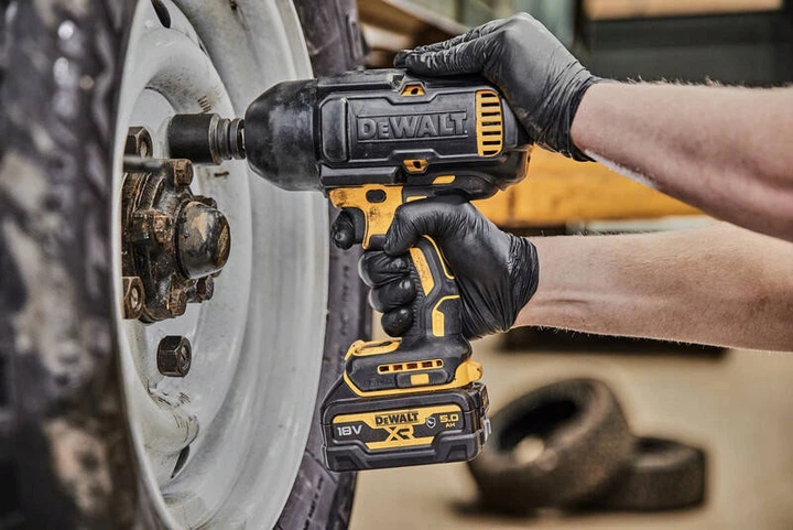Ударний акумуляторний гайковерт DeWALT DCF900P2T - Фото 4 Ударний акумуляторний гайковерт DeWALT DCF900P2T - зображення 4