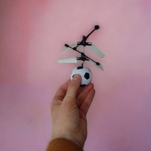 Летающий шар MIC Футбольный мячик с подсветкой на аккумуляторе USB 16х18х5 см Белая интерактивная игрушка для активных игр в помещении - Фото 2 Летающий шар MIC Футбольный мячик с подсветкой на аккумуляторе USB 16х18х5 см Белая интерактивная игрушка для активных игр в помещении - изображение 2