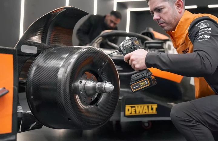Набір акумуляторних інструментів 2 в 1 DeWalt McLaren F1 Team Limited Edition (DCK200MP2T) - зображення 13