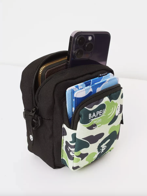 Сумка через плече Bape камуфляжного кольору з двома ремінцями. - Фото 2 Сумка через плече Bape камуфляжного кольору з двома ремінцями. - зображення 2