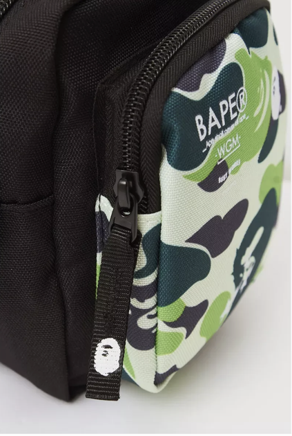 Сумка через плече Bape камуфляжного кольору з двома ремінцями. - Фото 5 Сумка через плече Bape камуфляжного кольору з двома ремінцями. - зображення 5
