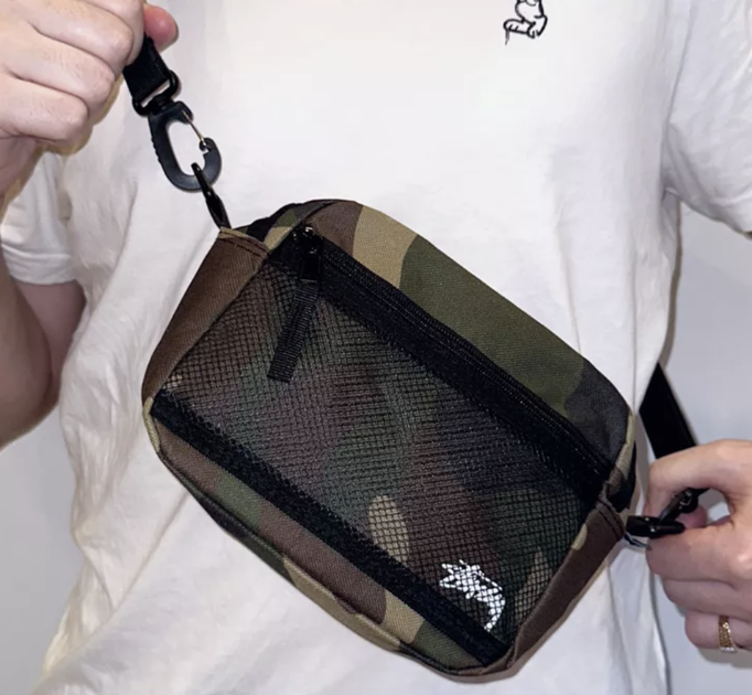 Сумка-мессенджер через плечо Stussy в камуфляжном цвете. - изображение 5