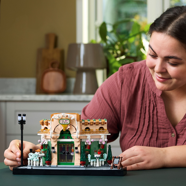 Zestaw klocków LEGO Icons Francuska kawiarenka 1101 elementów (10362) - obraz 6