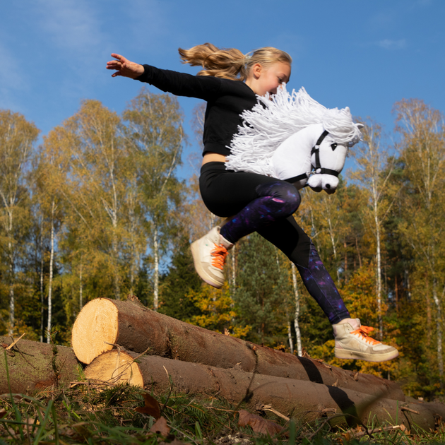 Duży koń na kiju Hobby Horse Skippi z kantarem i wodzami Biały (5906361450117) - obraz 10