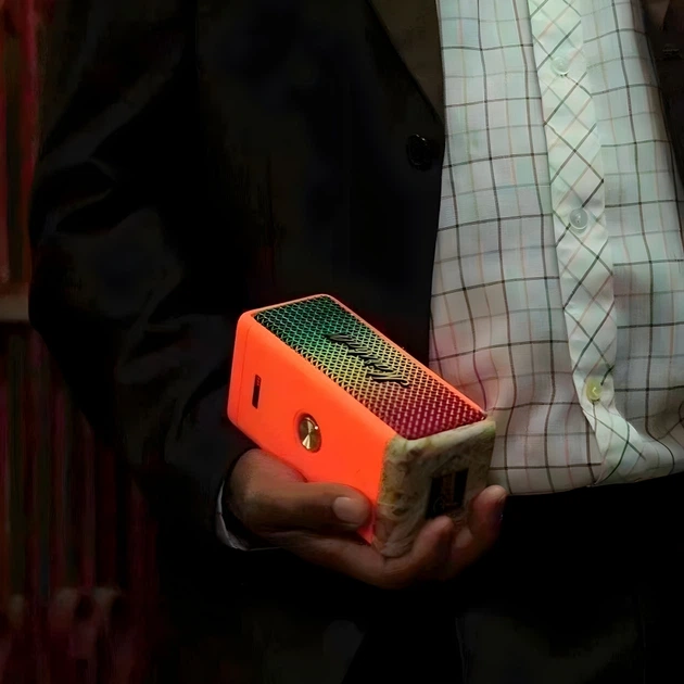 Bluetooth-колонка Marshall Patta портативна бездротова Помаранчевий (1015-604-00) - Фото 7 Bluetooth-колонка Marshall Patta портативна бездротова Помаранчевий (1015-604-00) - зображення 7
