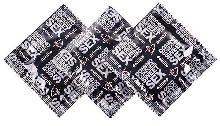 Секс презервативті ұқыпты киеді Секс презервативті ұқыпты киеді